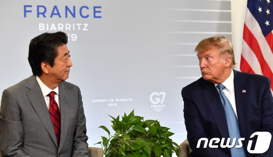 (비아리츠 AFP=뉴스1) 우동명 기자 = 도널드 트럼프 미국 대통령과 아베 신조 일본 총리가 25일(현지시간) G7 정상회의가 열리는 프랑스 비아리츠에서 양자회담을 하고 있다. 이날 북한의 미사일 실험과 관련, 트럼프 대통령은 북한 김정은 위원장이 자신에게 한 약속을 어기지 않았다고 두둔했고 아베 총리는 탄도미사일 실험을 금지한 유엔 안보리 결의 위반이라고 지적했다.   © AFP=뉴스1  <저작권자 © 뉴스1코리아, 무단전재 및 재배포 금지>