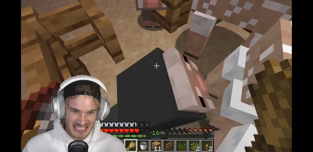 게임 '마인크래프트'를 하며 화내는 퓨디파이의 모습./사진=유튜버 '퓨디파이(PewDiePie)' 캡처