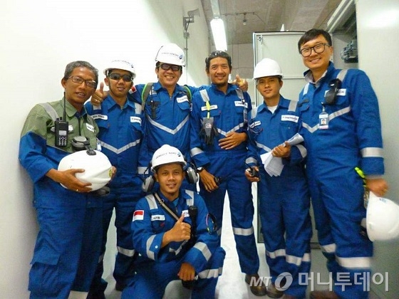 김봉중 DSLNG 전기엔지니어(맨 오른쪽)와 동료들/사진=김봉중 DSLNG 전기엔지니어