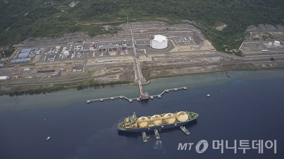 인도네시아 DSLNG 베이스캠프에서 LNG운송선박이 접안을 준비하고 있는 모습./사진=DSLNG 법인