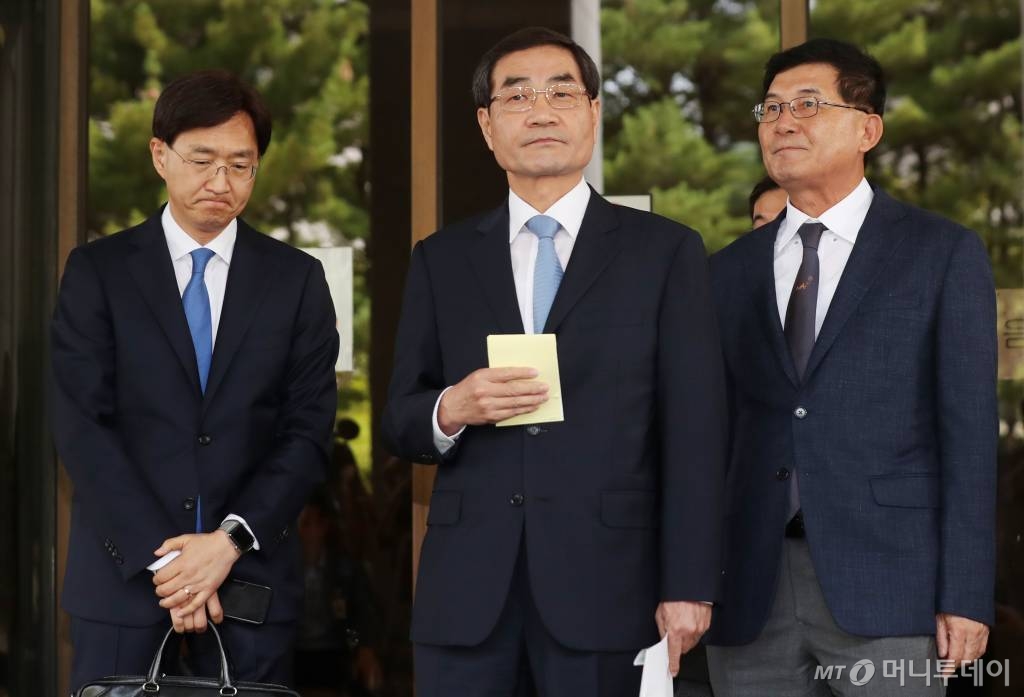 박근혜 전 대통령과 이재용 삼성전자 부회장 및 최순실씨의 국정농단 사건 상고심이 원심을 깨고 파기 환송된 가운데 29일 오후 서울 대법원에서 이재용 측 이인재 변호인 등이 입장을 밝히고 있다. /사진=김휘선 기자