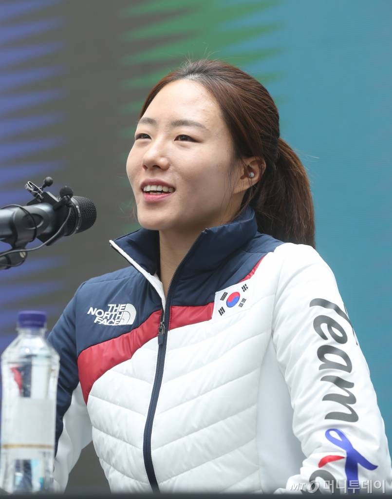 스피드스케이팅 여자 500m 은메달 리스트 이상화가 19일 오후 강원도 강릉시 올림픽 파크 코리안하우스에서 기자회견을 갖고 있다. / 사진=김창현 기자 chmt@