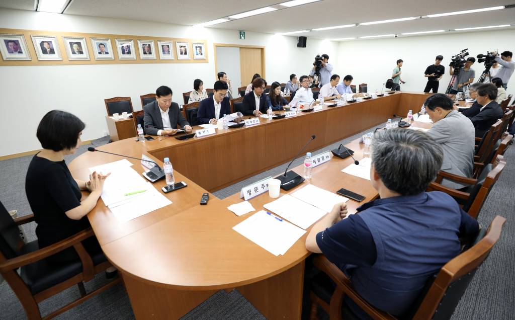 【서울=뉴시스】 이윤청 기자 = 장지연 경사노위 연금개혁특위위원장을 비롯한 위원들이 30일 서울 종로구 경제사회노동위원회 대회의실에서 열린 '제5차 국민연금 개혁과 노후소득보장특별위원회 전체회의'에 참석해 있다. 2019.08.30. radiohead@newsis.com