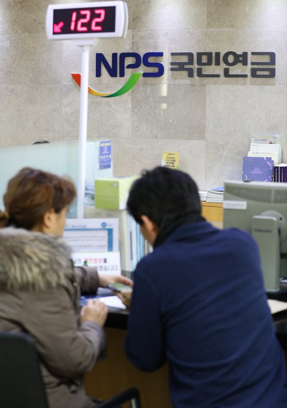 (서울=뉴스1) 신웅수 기자 = 24일 오후 서울 중구 국민연금공단 종로중구지사에서 시민들이 연금 상담을 받고 있다. 노후 소득보장에 무게를 둔 국민연금 제도개편 방안이 담긴 제4차 국민연금종합운영계획(개편안)이 이날 국무회의를 통과해 국회에 제출됐다. 국민연금 개편 방안은 보험료 추가 부담 없이 '기초연금을 더 받을 것이냐', 재정 안정을 위해 '보험료를 더 내고 급여액을 더 받을 것이냐'로 나뉜다. 2018.12.24/뉴스1 <저작권자 © 뉴스1코리아, 무단전재 및 재배포 금지>