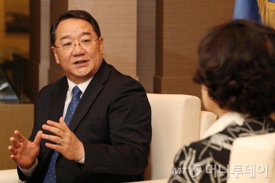 석영철 한국산업기술진흥원 원장이 지난달 27일 서울 청파동 숙명여대 숙명역사관에서 만나 산업현장 여성 연구개발(R&D) 인력 확대를 방안 모색을 위한 대담에서 여성 인력의 중요성을 설명하고 있다./사진=이기범 기자 leekb@