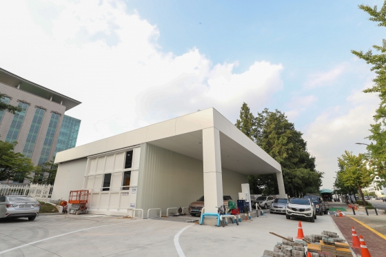 다음달 10일 개소식을 앞두고 마무리 공사 중인 서울 여의도 국회 수소충전소 / 사진=이기범 기자 leekb@