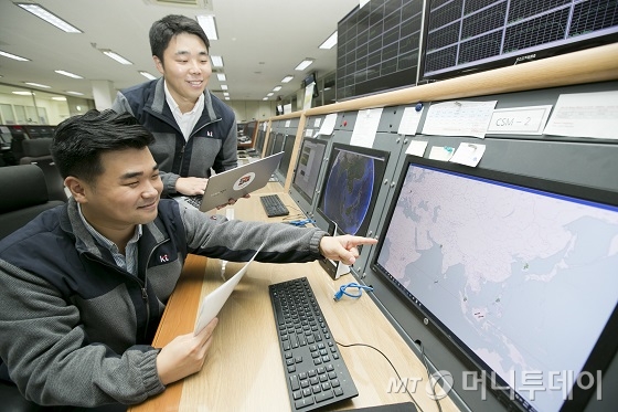 KT SAT 용인 위성센터 위성체 운용 전문가들이 우주에 있는 위성의 현재 상태를 확인하고 있다./사진제공=KT