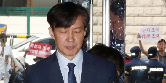 조국 법무부 장관 후보자가 26일 오전 서울 종로구 적선현대빌딩으로 출근하며 검찰개혁 방안 등을 발표하고 있다./사진=이기범 기자