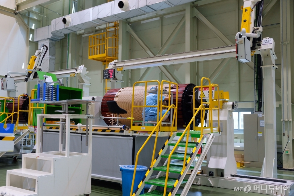 LS산전 부산사업장에서 엔지니어가 권선 공정에 한창인 모습. /사진=박소연 기자