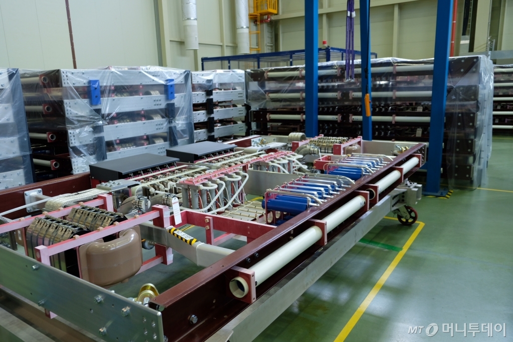 LS산전 HVDC사업장에 HVDC밸브가 완성돼 출하를 앞두고 있다. /사진=박소연 기자