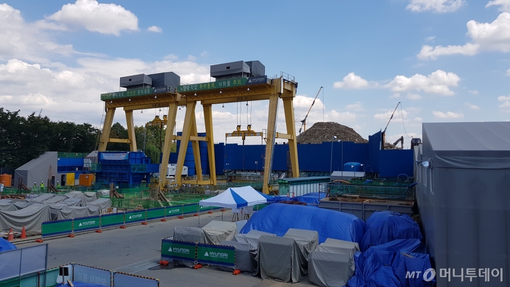 서울 강서구 개화동 대곡-소사 복선전철 2공구 건설현장 모습. 뒤에 쌓인 사토는 터널을 뚫는 과정에서 나온 흙, 암석 등이다./사진= 박미주 기자