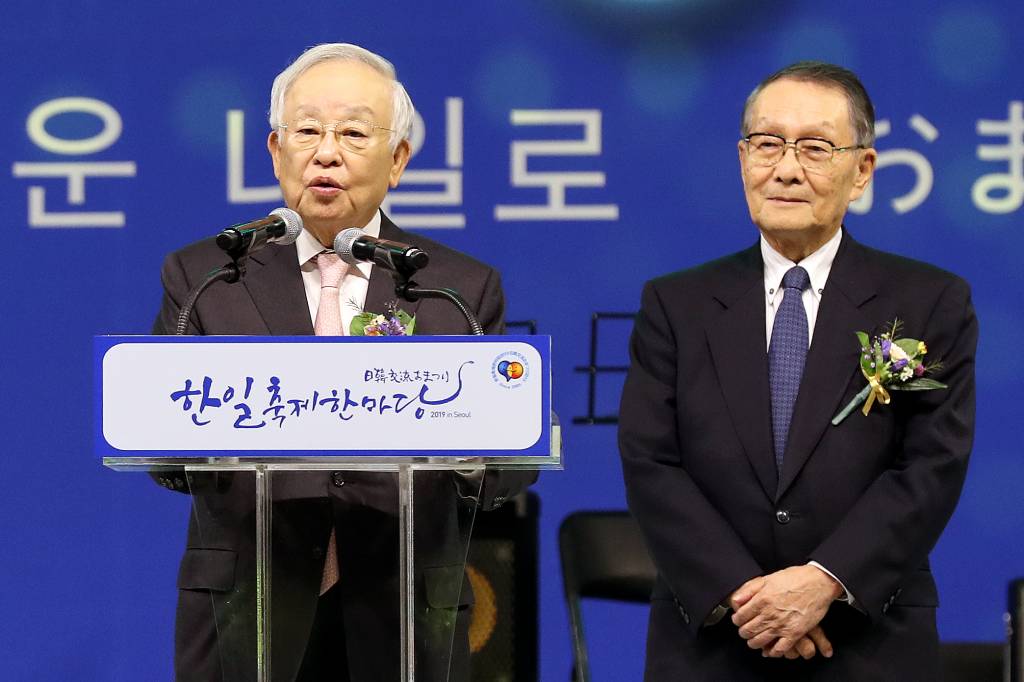 【서울=뉴시스】김병문 기자 = 손경식 한일축제한마당 한국측 실행위원장이 1일 오전 서울 강남구 코엑스에서 열린 '한일 축제 한마당'에 참석해 인사말을 하고 있다.   오른쪽은 사사키 미키오 일본측 실행위원장. 2019.09.01.   dadazon@newsis.com