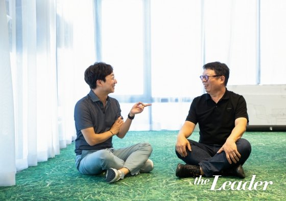 ▲유현준 건축사사무소 1층에 위치한 공간에 앉아 두 건축가가 담소를 나누고 있다./사진=더리더