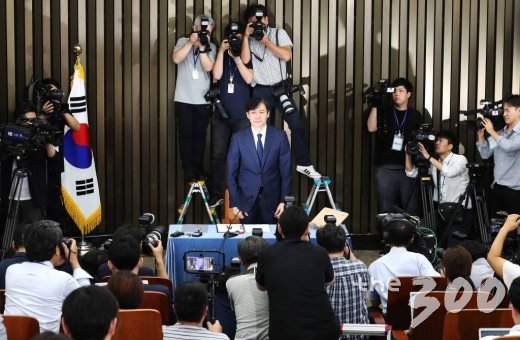 조국 법무부 장관 후보자가 2일 오후 서울 여의도 국회에서 열린 기자간담회를 준비하고 있다. / 사진=홍봉진 기자 honggga@