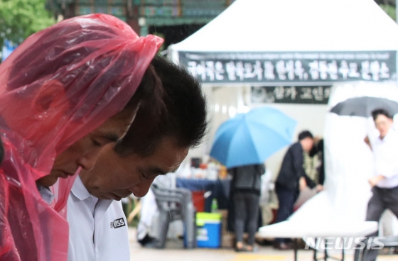 【서울=뉴시스】박미소 기자 = 30일 오후 서울 종로구 광화문역 아사 탈북모자 분향소 인근에서 열린 '탈북모자 아사 시킨 문재인 정권 규탄대회, 사람이 먼저다 그런데 탈북민은?' 집회에서 시민들이 고인을 추모하는 묵념을 하고 있다.2019.08.30. misocamera@newsis.com