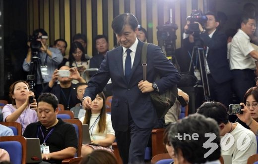 조국 법무부 장관 후보자가 2일 오후 서울 여의도 국회에서 열린 기자간담회에서 취재진 질의에 답하고 있다. / 사진=홍봉진 기자 @honggga