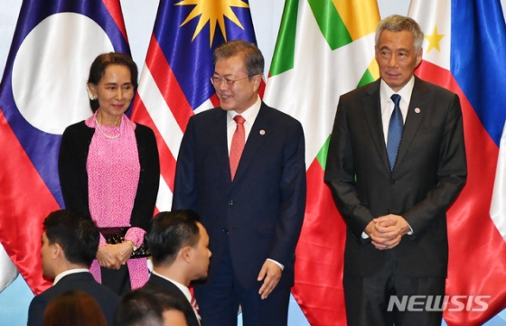 【싱가포르=뉴시스】박진희 기자 = 문재인 대통령이 지난해 11월14일 오전 싱가포르 선텍(SUNTEC) 컨벤션센터에서 열린 제20차 한·아세안 정상회의에 참석해 기념 촬영을 위해 자리 하고 있다.   왼쪽부터 아웅산 수찌 미얀마 국가고문, 문 대통령, 리 센룽 싱가포르 총리. 2018.11.14.  pak7130@newsis.com  <저작권자ⓒ 공감언론 뉴시스통신사. 무단전재-재배포 금지.>