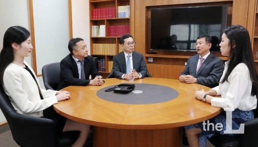 차동언(오른편에서 두번째) 법무법인 대륙아주 변호사 등 대륙아주 입법팀 인터뷰 / 사진=김창현 기자 chmt@