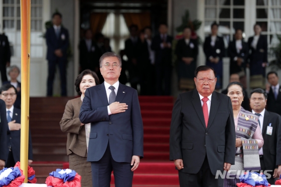 【비엔티안(라오스)=뉴시스】박진희 기자 = 라오스를 국빈 방문한 문재인 대통령과 분냥 보라칫라오스 대통령이 5일 오후(현지시간) 비엔티안 대통령궁에서 열린 공식환영식에 참석하고 있다. 2019.09.05.  pak7130@newsis.com
