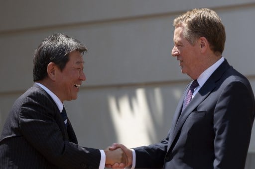 로버트 라이트하이저 미 무역대표부 대표(오른쪽)와 악수를 나누고 있는 모테기 경제재생상/사진=AFP