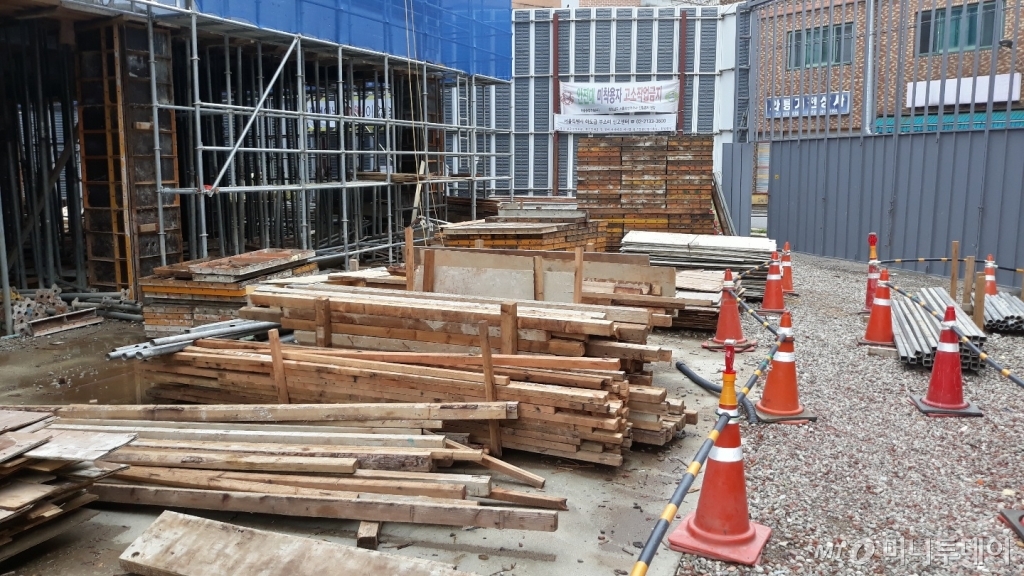 7일 오전 9시 30분쯤 서울 오류동 충남서울학사 신축공사 현장에서 현장 관계자들이 제13호 태풍 '링링'에 대비해 공사 자재를 지상 1층에 모아놨다./사진=오문영 기자