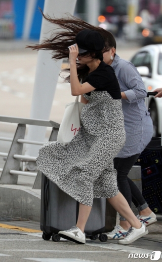 제13호 태풍 '링링'이 한반도를 통과하고 있는 7일 오후 인천국제공항에서 여행객들이 발걸음을 옮기고 있다. /사진=뉴스1.