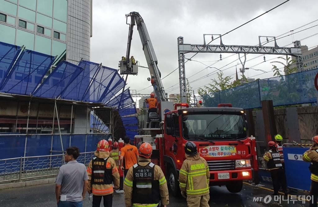 7일 오후 서울 도봉구시설관리공단 외벽공사 현장에서 추락방지 구조물이 무너져 인근 철길을 덮쳤다. /사진=김상준 기자
