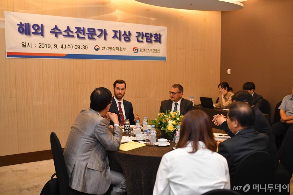 4일 서울 여의도동 63빌딩 컨벤션센터에서 열린 '수소 에너지 안전관리 강화 및 국민수용성 제고를 위한 전문가 좌담회'에서 참석자들이 수소 안전관리 방안에 대해 논의하고 있다./사진제공=한국가스안전공사