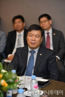 4일 서울 여의도동 63빌딩 컨벤션센터에서 '수소 에너지 안전관리 강화 및 국민수용성 제고를 위한 전문가 지상좌담회'가 열렸다. 이연재 한국가스안전공사 안전관리이사가 질문에 답하고 있다. / 사진제공=한국가스안전공사