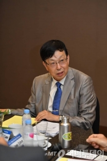 4일 서울 여의도동 63빌딩 컨벤션센터에서 '수소 에너지 안전관리 강화 및 국민수용성 제고를 위한 전문가 지상좌담회'가 열렸다. 좌장을 맡은 이홍기 우석대 에너지전기공학과 교수가 질문하고 있다 / 사진제공=한국가스안전공사