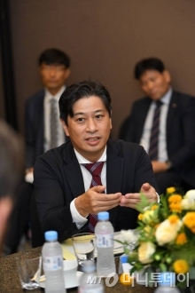 4일 서울 여의도동 63빌딩 컨벤션센터에서 '수소 에너지 안전관리 강화 및 국민수용성 제고를 위한 전문가 지상좌담회'가 열렸다. 오히라 에이지 일본 신에너지산업기술종합개발기구(NEDO) 수소연료전지그룹 수석연구원이 질문에 답하고 있다. / 사진제공=한국가스안전공사