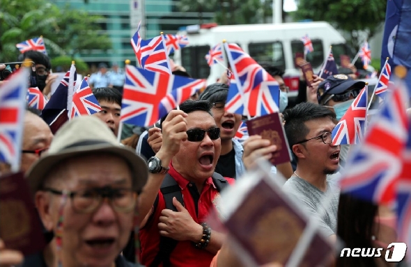 홍콩인들이 영국 영사관 앞으로 몰려가 유니언잭을 흔들며 홍콩인의 영국 영주를 허용하라고 요구하고 있다. © AFP=뉴스1