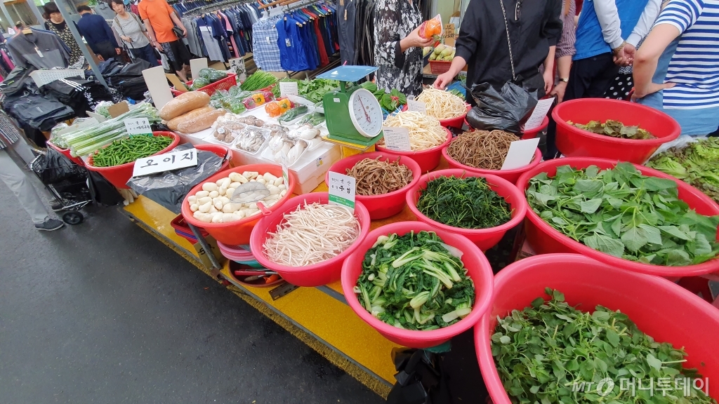 단가가 낮은 야채와 두부 등은 여전히 카트 사용이 어려웠다. /사진=김태현 기자