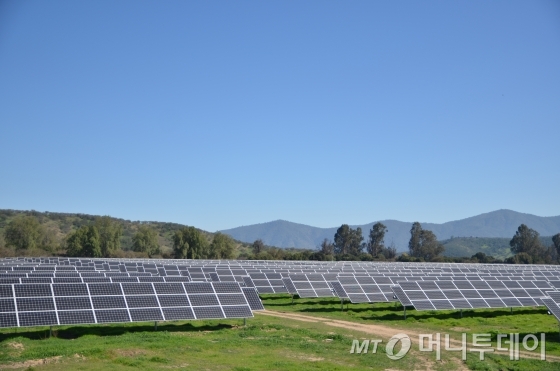 칠레 산티아고 수도주 산페드로 인근에 한국동서발전이 운영 중인 산타로사(santarosa) 태양광발전소 전경. 설비용량 9㎿ 규모로 대림에너지와 미래에셋대우가 사업에 함께 참여했다. /사진=유영호 기자 yhryu@