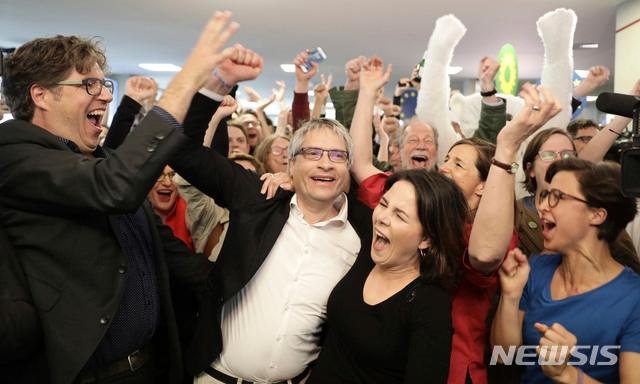 지난 6월27일(현지시간) 프랑스 남부 몽펠리에에서 한 소년이 거리의 바닥분수에 누워 더위를 식히고 있다. /사진=AFP