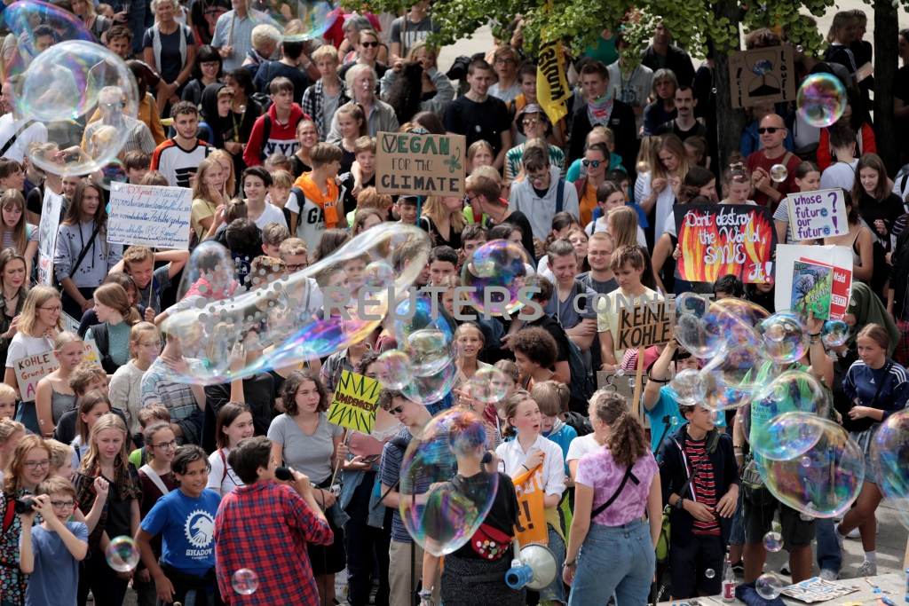 프랑스 파리 에펠탑 앞에서 더위를 식히는 시민들./사진=AFP뉴스1