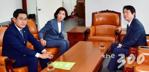 더불어민주당 이인영, 자유한국당 나경원, 바른미래당 오신환 원내대표가 9일 오전 서울 여의도 국회에서 회동하고 있다. /사진=홍봉진 기자