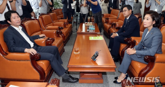 【서울=뉴시스】 박영태 기자 = 더불어민주당 이인영(왼쪽), 자유한국당 나경원(오른쪽), 바른미래당 오신환 원내대표가 9일 오전 서울 여의도 국회 운영위원장실에서 3당 원내대표 회동을 하고 있다. 2019.09.09. since1999@newsis.com