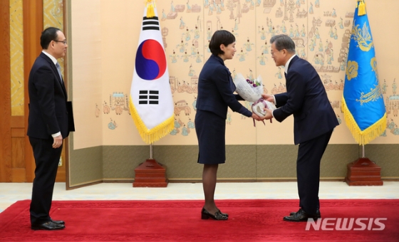 【서울=뉴시스】전신 기자 = 문재인 대통령이 지난 2월20일 청와대 본관에서 오세정(왼쪽) 신임 서울대 총장에게 임명장을 수여한 후 배우자 홍난실씨에게 꽃다발을 전달하고 있다. 2019.02.20. photo1006@newsis.com <저작권자ⓒ 공감언론 뉴시스통신사. 무단전재-재배포 금지.>