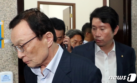 (서울=뉴스1) 김명섭 기자 = 이해찬 더불어민주당 대표, 이인영 원내대표, 강기정 대통령비서실 정무수석이 9일 서울 여의도 국회에서 면담을 마치고 나오고 있다. 2019.9.9/뉴스1 <저작권자 © 뉴스1코리아, 무단전재 및 재배포 금지>