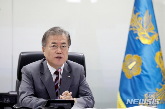 동남아 3개국 순방을 마치고 귀국한 문재인 대통령이 6일 오후 국가위기관리센터를 찾아 태풍 ‘링링’ 대처상황 점검회의를 열고, 관계 부처 및 지자체로부터 태풍대처상황을 보고 받고 있다. 2019.09.06. (사진=청와대 제공) 【서울=뉴시스】박진희 기자 = photo@newsis.com