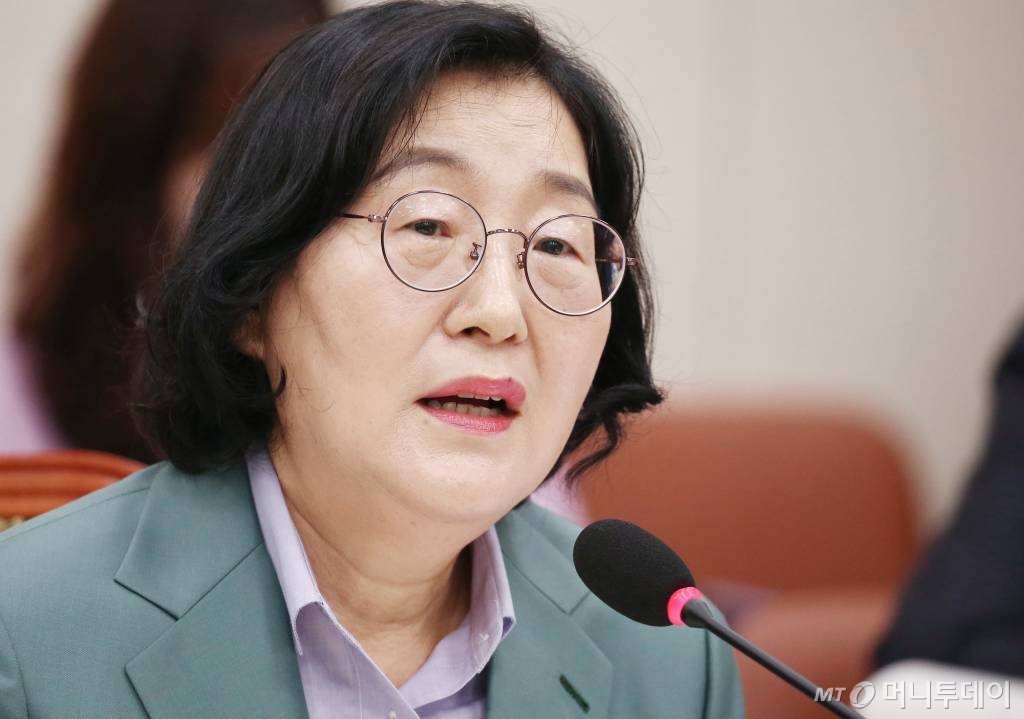 이정옥 여성가족부 장관 후보자가 30일 국회 여성가족위원회 전체회의실에서 열린 인사청문회에 출석해 의원들 질의에 답변하고 있다. / 사진=이동훈 기자 photoguy@