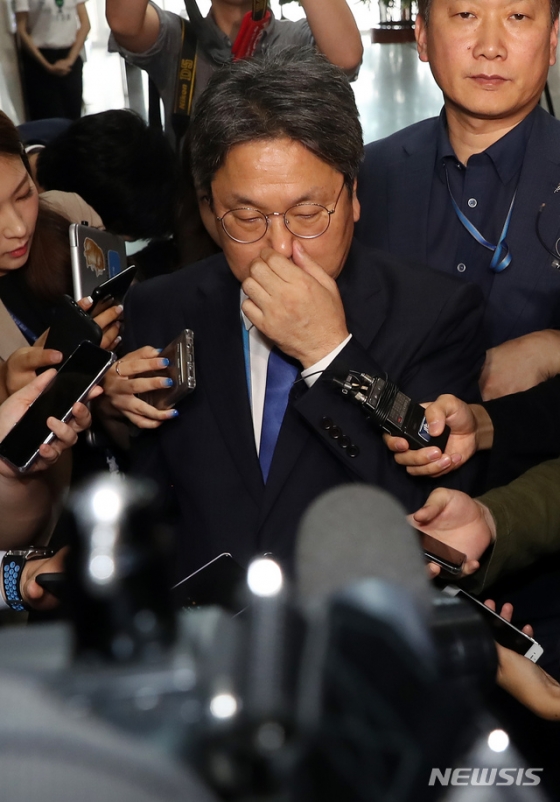 【서울=뉴시스】고승민 기자 = 9일 서울 여의도 국회에서 강기정 청와대 정무수석이 민주당 이해찬 대표, 이인영 원내대표와의 회동을 마친 후 회의실을 나서며 취재진 질문에 답하고 있다. 2019.09.09. kkssmm99@newsis.com