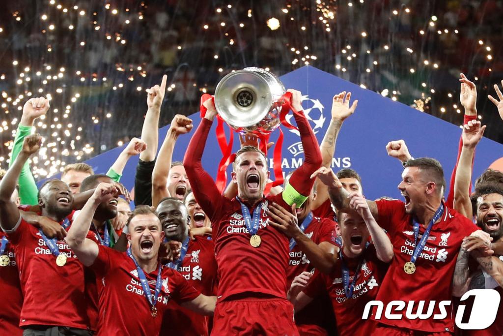 (로이터=뉴스1) 포토공용 기자 = 손흥민이 2일 오전(한국시간) 스페인 마드리드 완다 메트로폴리타노에서 열린 2018-19 유럽축구연맹(UEFA) 챔피언스리그 토트넘과 리버풀의 결승전에서   이날 손흥민는 생애 첫 챔스 결승 무대를 풀타임으로 소화했으나 2대 0으로 패했다.  © 로이터=뉴스1  <저작권자 © 뉴스1코리아, 무단전재 및 재배포 금지>