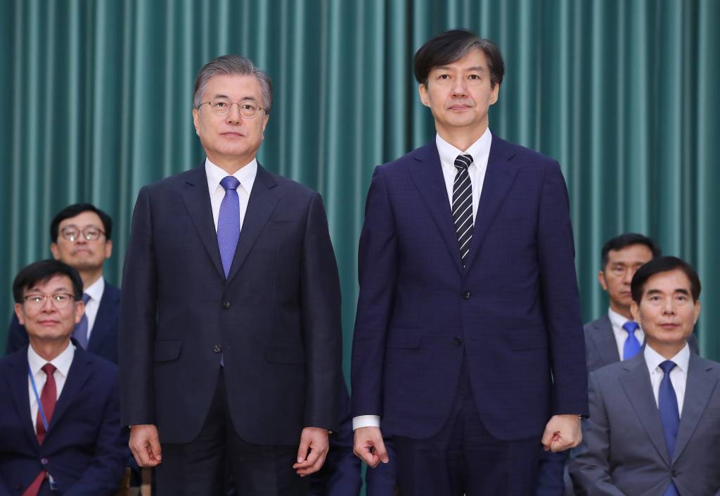 문재인 대통령이 9일 청와대 본관에서 조국 신임 법무부 장관에게 임명장을 수여한 후 기념촬영하고 있다./사진=뉴시스