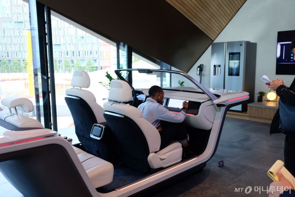 8일(현지시간) '삼성 킹스크로스'에서 방문객이 하만의 디지털 콕핏을 즐기고 있다. /사진=박소연 기자