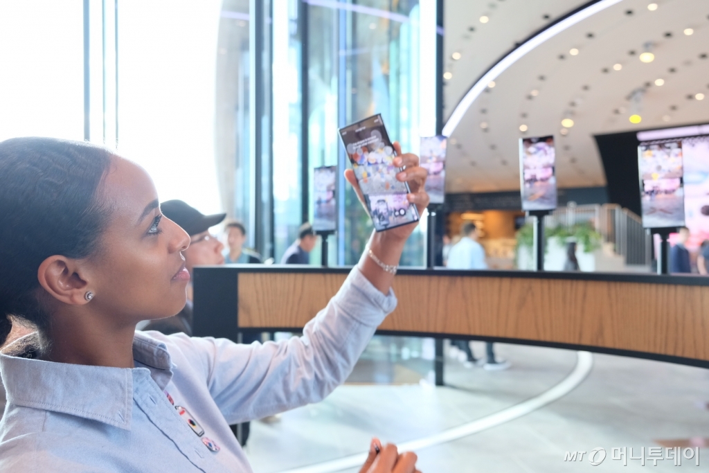 8일(현지시간) '삼성 킹스크로스'에서 현지 직원이 AR 기술을 활용한 가상 방명록 작성을 선보이고 있다. /사진=박소연 기자