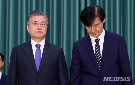 문재인 대통령이 9일 청와대 본관에서 조국 신임 법무부 장관에게 임명장을 수여한 후 기념촬영하고 있다. 2019.09.09.【서울=뉴시스】전신 기자 = photo1006@newsis.com