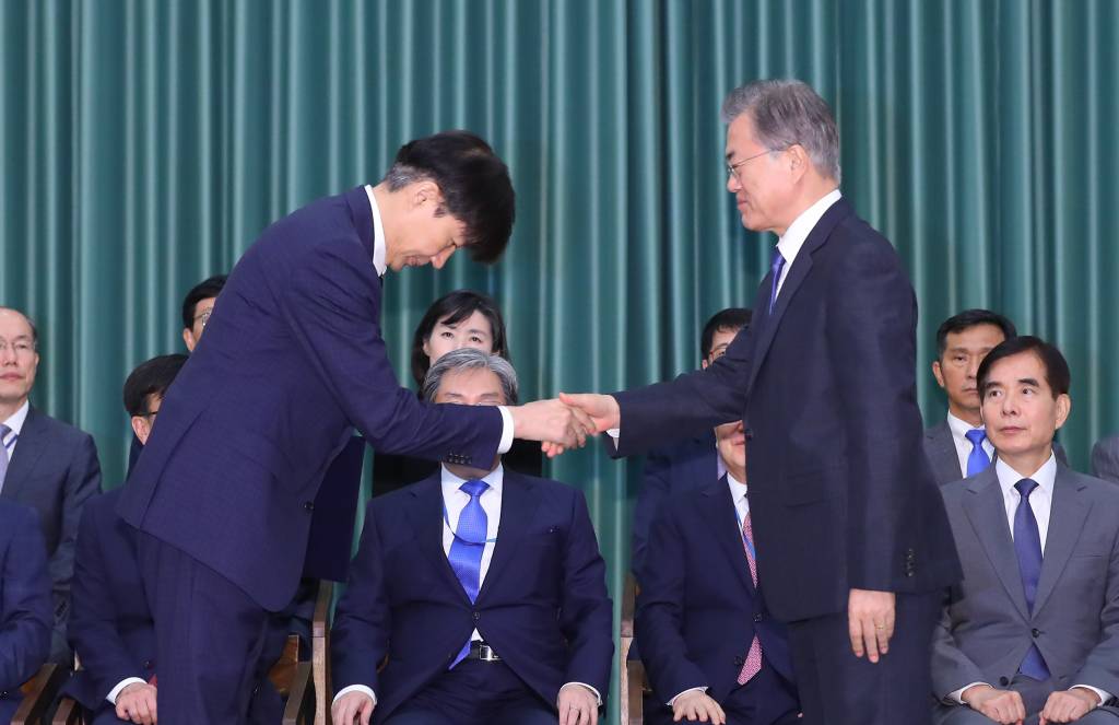【서울=뉴시스】전신 기자 = 문재인 대통령이 9일 청와대 본관에서 조국 신임 법무부 장관에게 임명장을 수여한 뒤 악수하고 있다.2019.09.09. photo1006@newsis.com