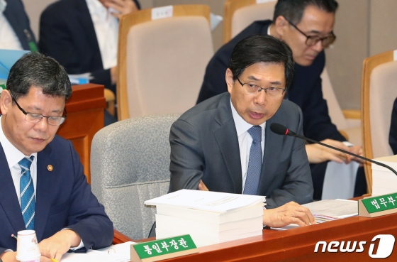 박상기 법무부장관이 5일 서울 여의도 국회에서 열린 예산결산특별위원회 전체회의에 출석해 의원 질의에 답변하고 있다. 왼쪽은 김연철 통일부 장관. /사진=뉴스1